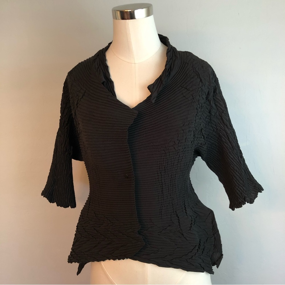 Babette Pleated Crinkle Fabric Black Asymmetric Snap Closure Top size med NWOT